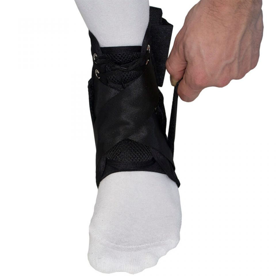 gladiator sports enkelbrace lichtgewicht met straps uitleg aantrek