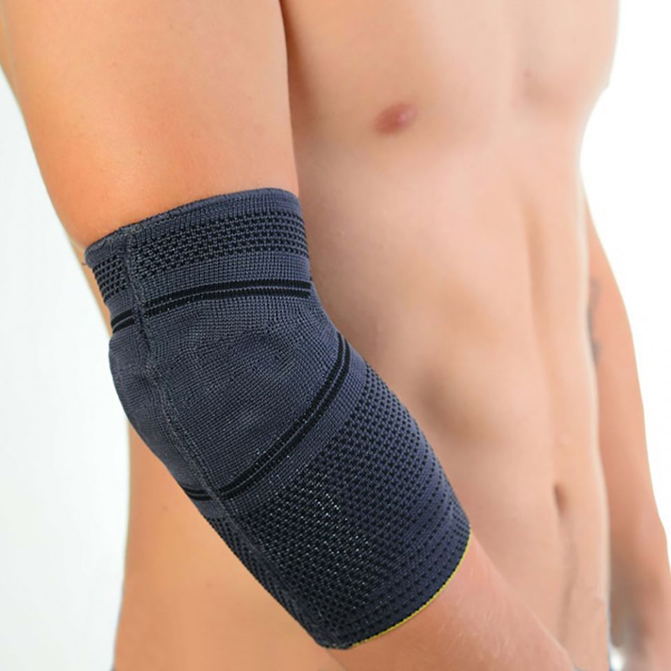 novamed elleboogbrace premium comfort om rechter elleboog gedragen uitgezoomd