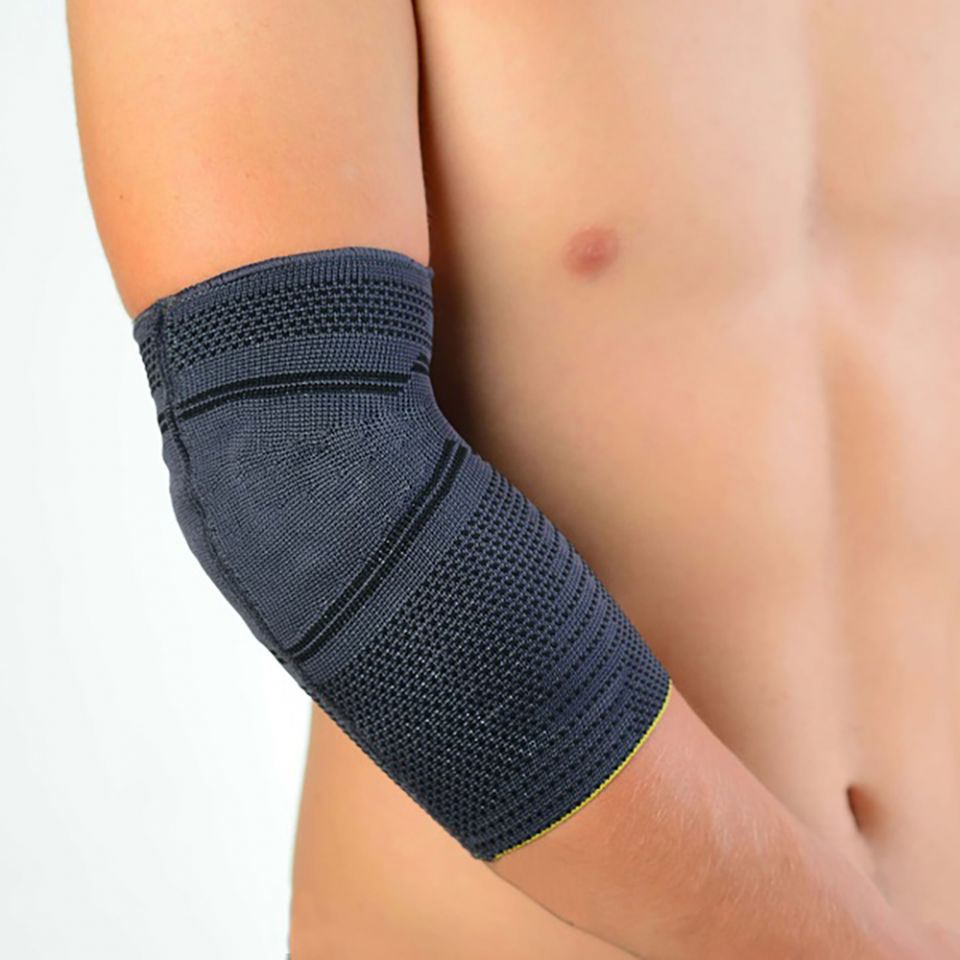novamed elleboogbrace premium comfort om rechter elleboog gedragen ingezoomd