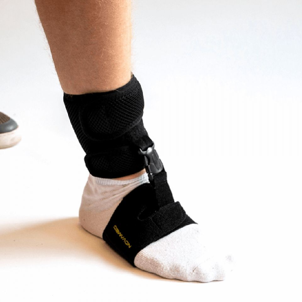 novamed klapvoet brace shoeless accessoire gedragen om voet met sok aan