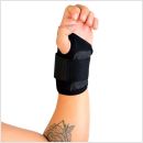 novamed polsbrace sport werk brace om linkerhand hand omhooggehouden