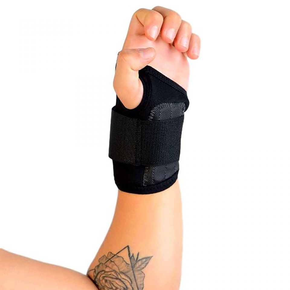 novamed polsbrace sport werk brace om linkerhand hand omhooggehouden