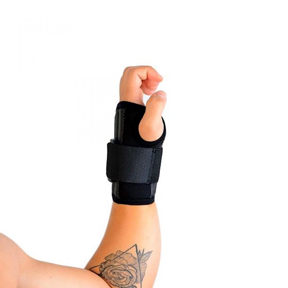 novamed polsbrace sport werk brace om linkerhand zijkant gefotografeerd