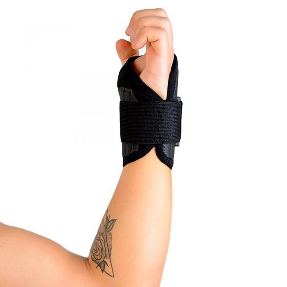 novamed polsbrace sport werk brace om rechterhand zijkant gefotografeerd