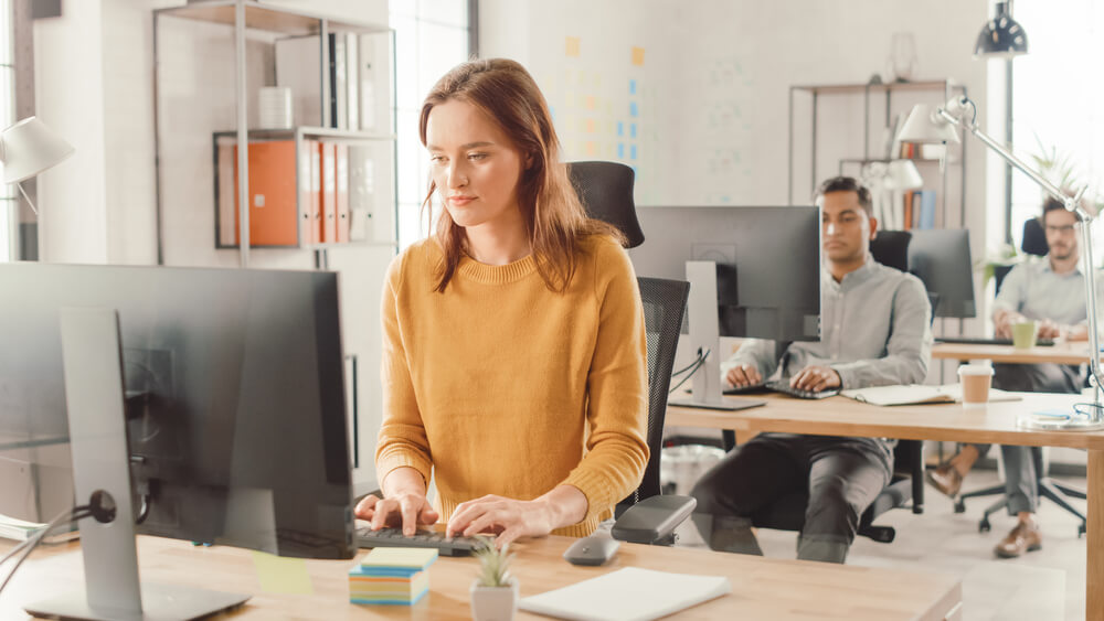 mensen die ergonomisch aan het werk zijn op kantoor