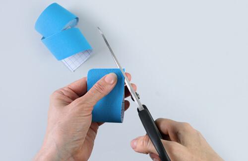 het verwijderen van sporttape